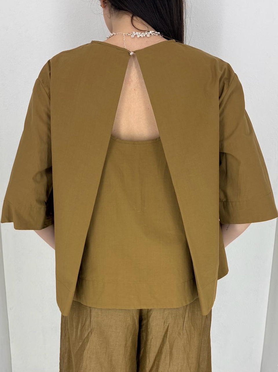 camicia apertura al retro