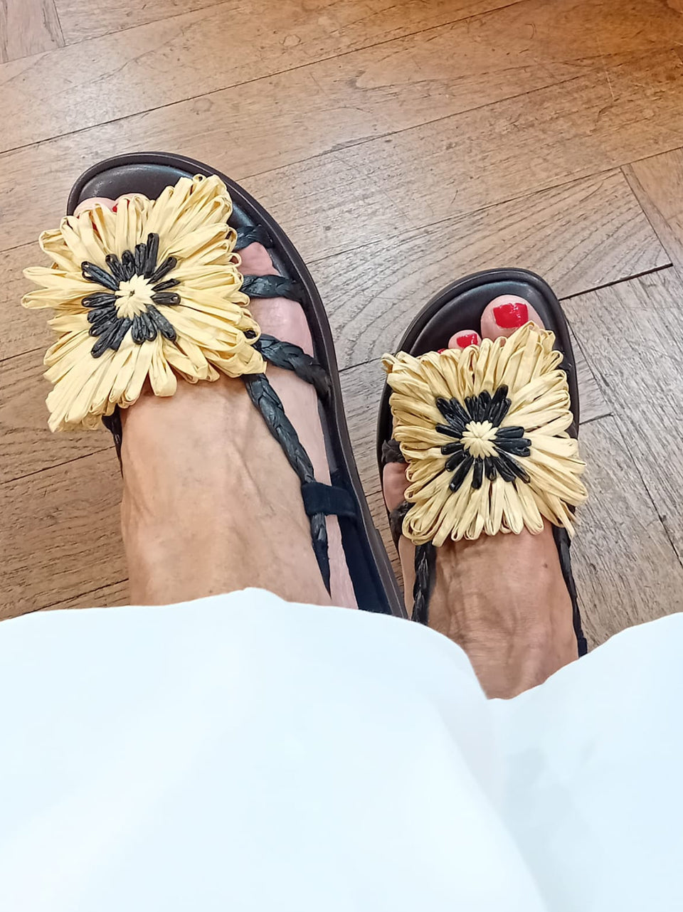 sandalo flat in rafia con accessorio