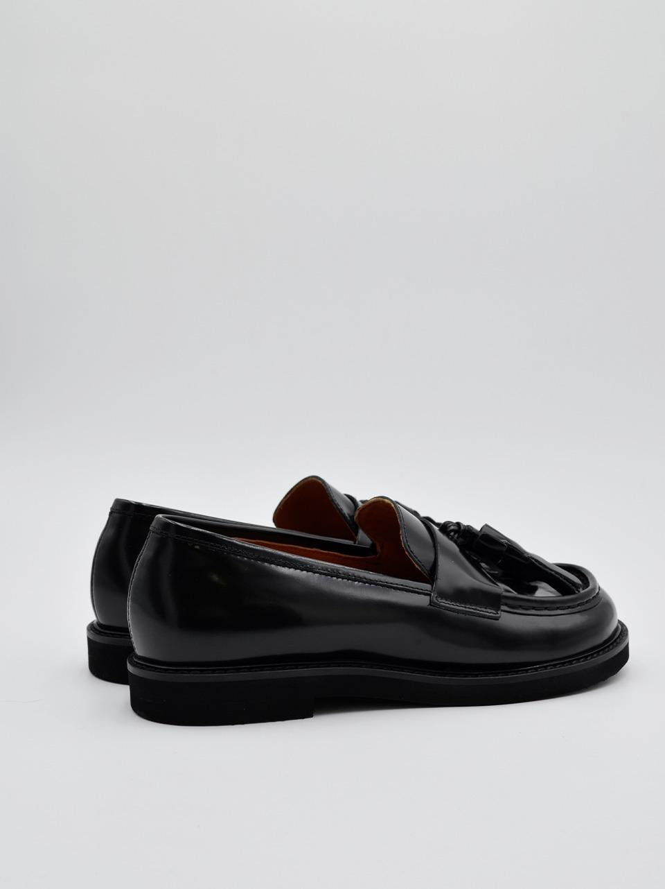 mocassino con nappine forma a piede 9714 NERO MAT:20