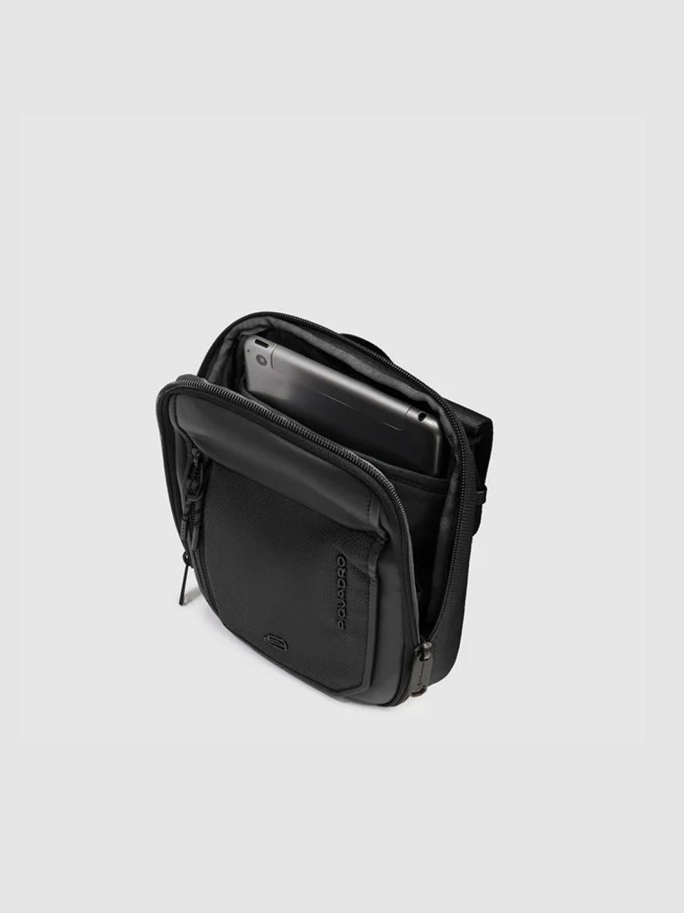 tracolla verticale piccola tessuto riciclato e pelle CA6933S143 NERO PIQUADRO