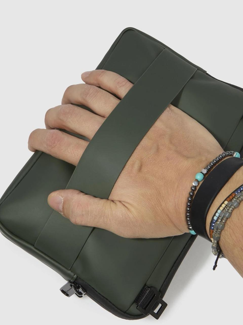 pochette\tracolla orizzontale gommata AC6492C2OW VERDE PIQUADRO