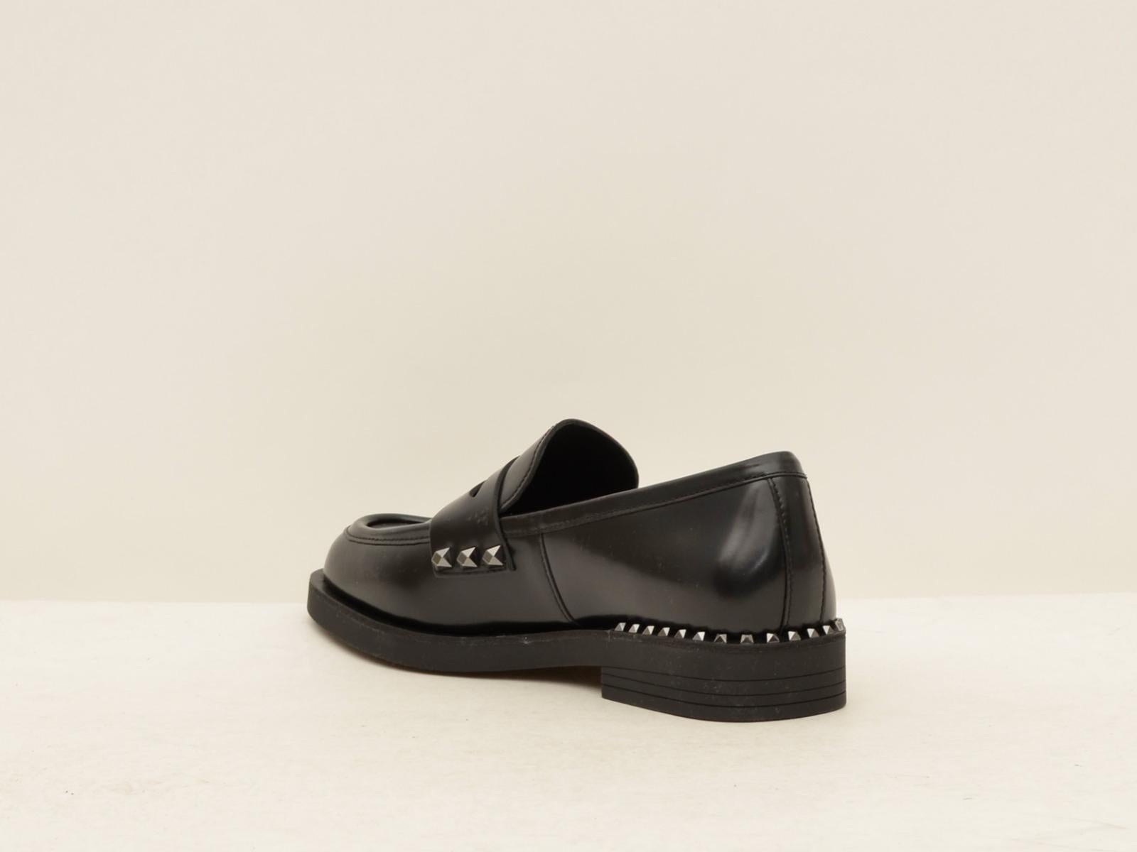 WHISPER STUD BLK ASH