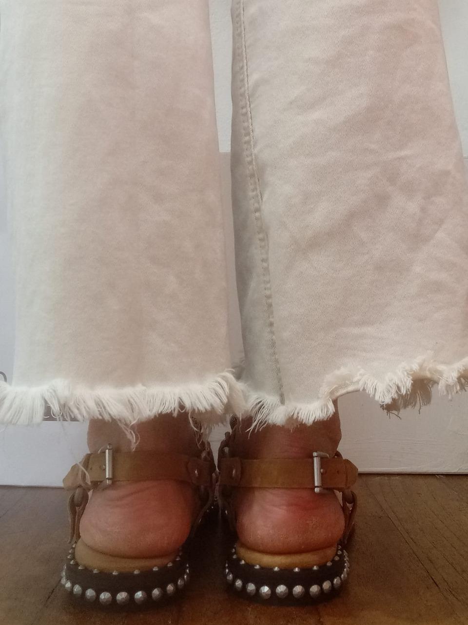 sandalo flat podium con borchie e pietre PODIUM MOCCA MOU ASH