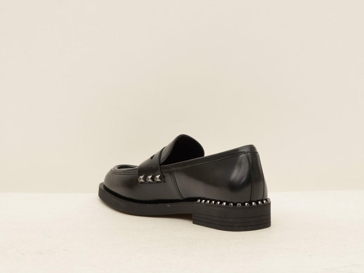 WHISPER STUD BLK ASH