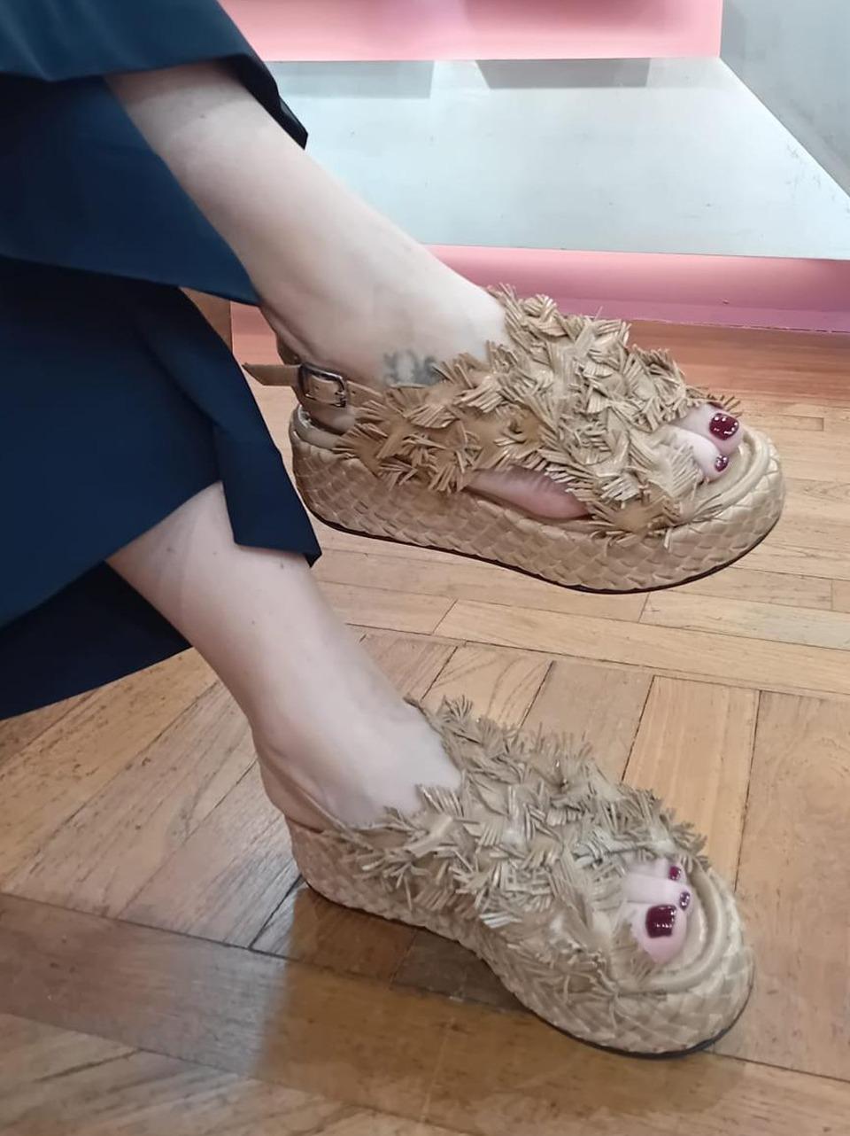 sandalo intrecciato e incrociato con petali 12024 TAUPE PONS QUINTANA