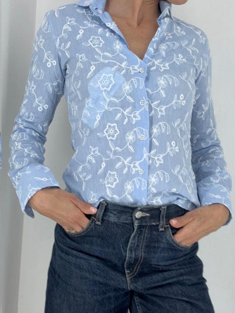 camicia con ricami bianchi D233 PAOLA AZZ BASTONCINO