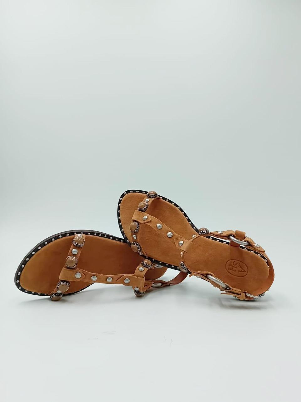 sandalo flat podium con borchie e pietre PODIUM MOCCA MOU ASH