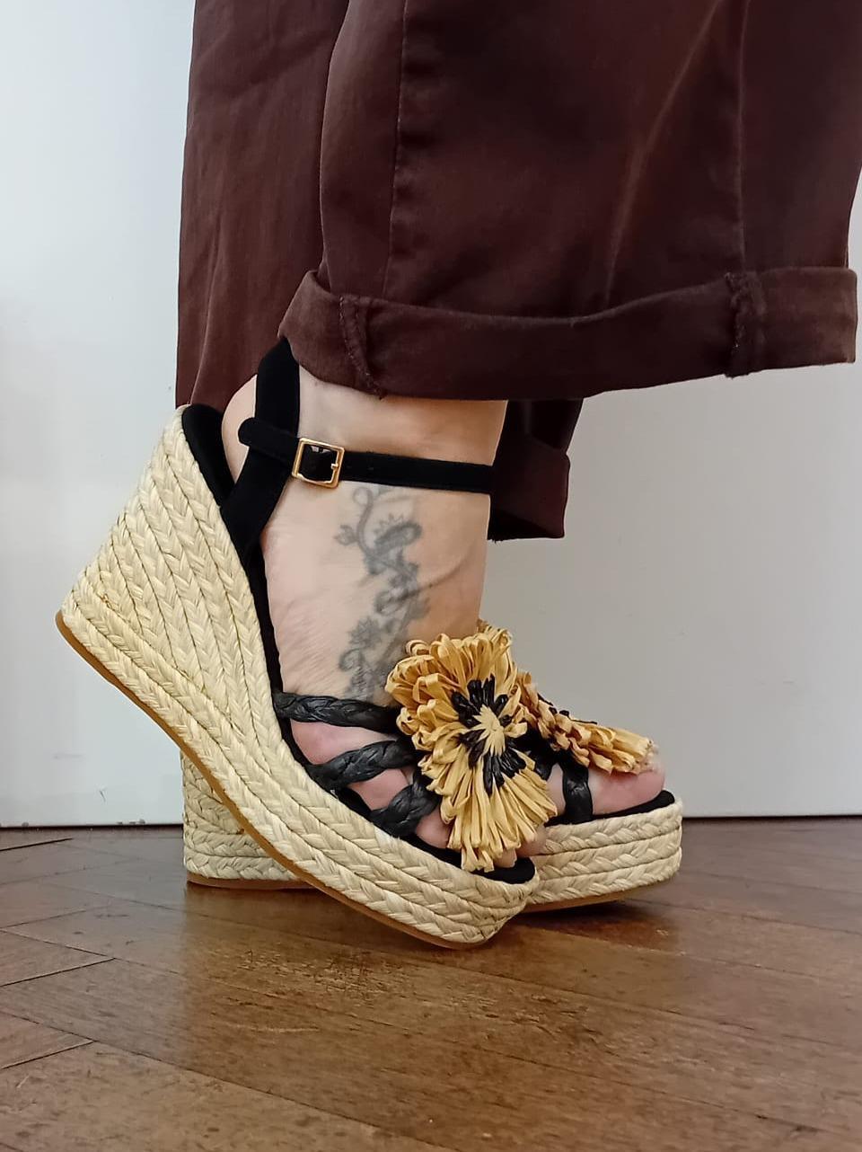 sandalo zeppa in rafia con accessorio FANNIE BLACK PALOMITAS by paloma barcelo