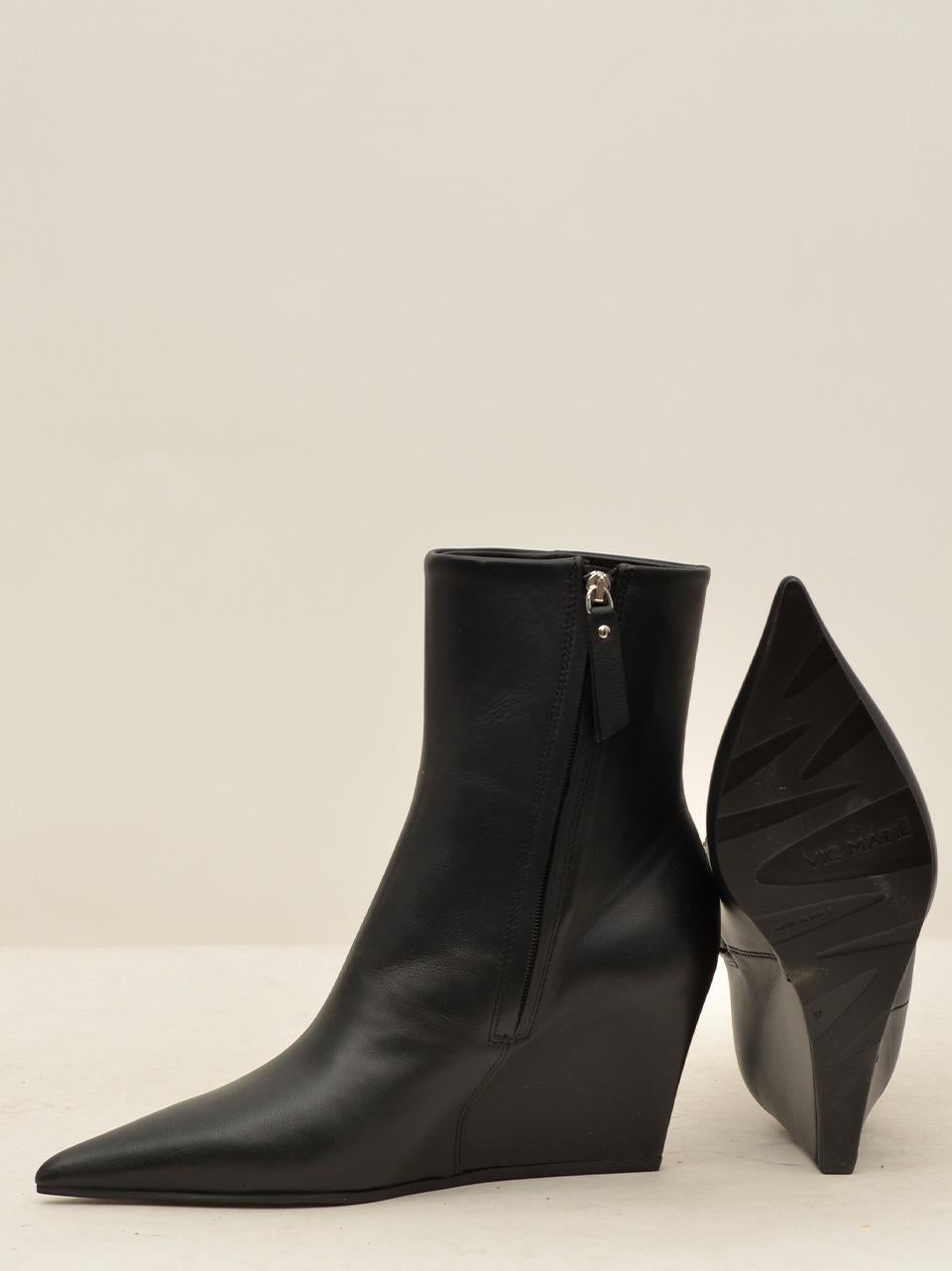 stivaletto sfilato con zeppa 1F25500-F16F010101 NERO VIC MATIE'