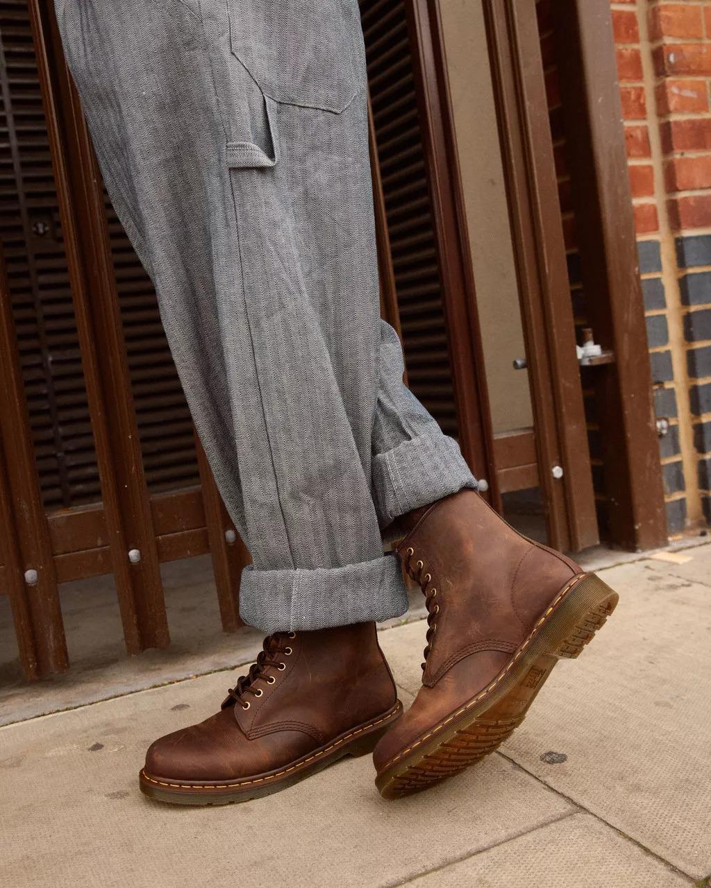 146011822203 CRAZY HORSE DARK BROWN Dr Martens