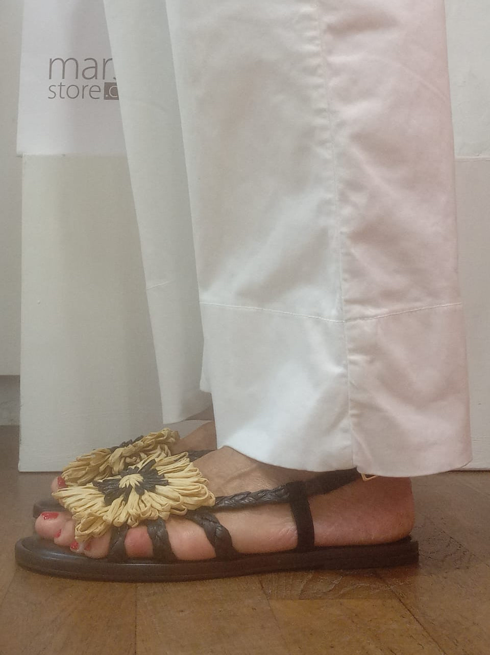 sandalo flat in rafia con accessorio