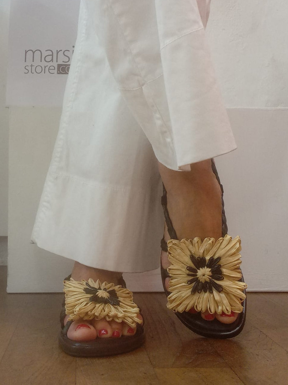 sandalo flat in rafia con accessorio