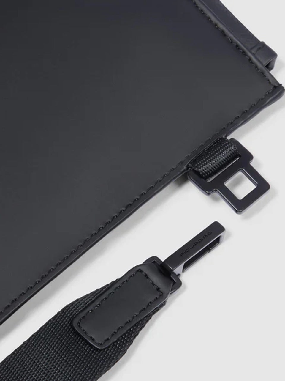 pochette media AC6833C2OW NERO PIQUADRO 