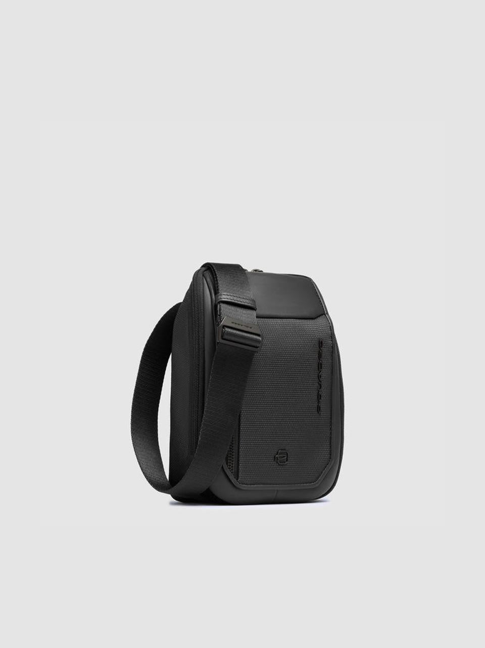 tracolla verticale piccola tessuto riciclato e pelle CA6933S143 NERO PIQUADRO 