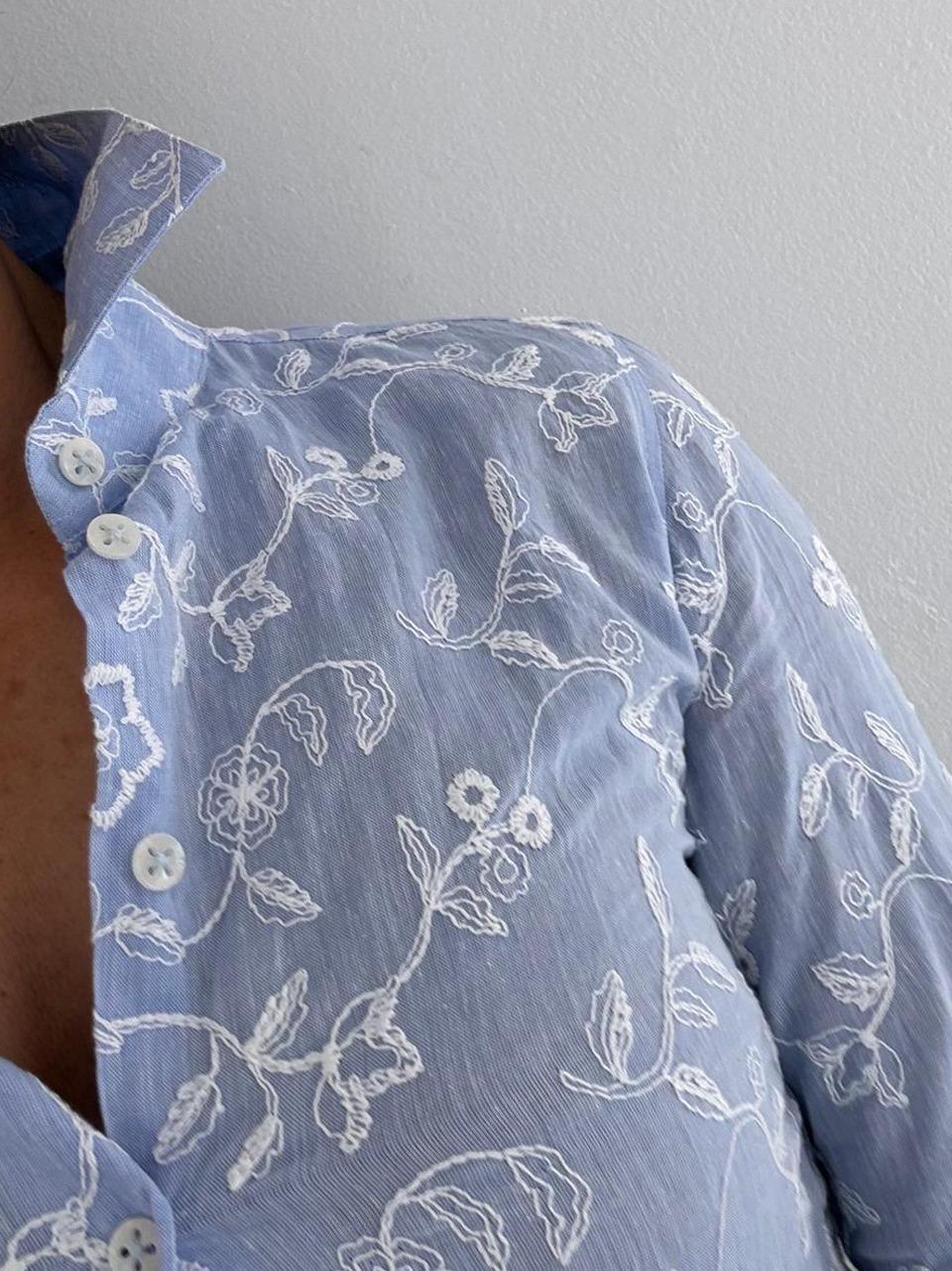 camicia con ricami bianchi D233 PAOLA AZZ BASTONCINO 