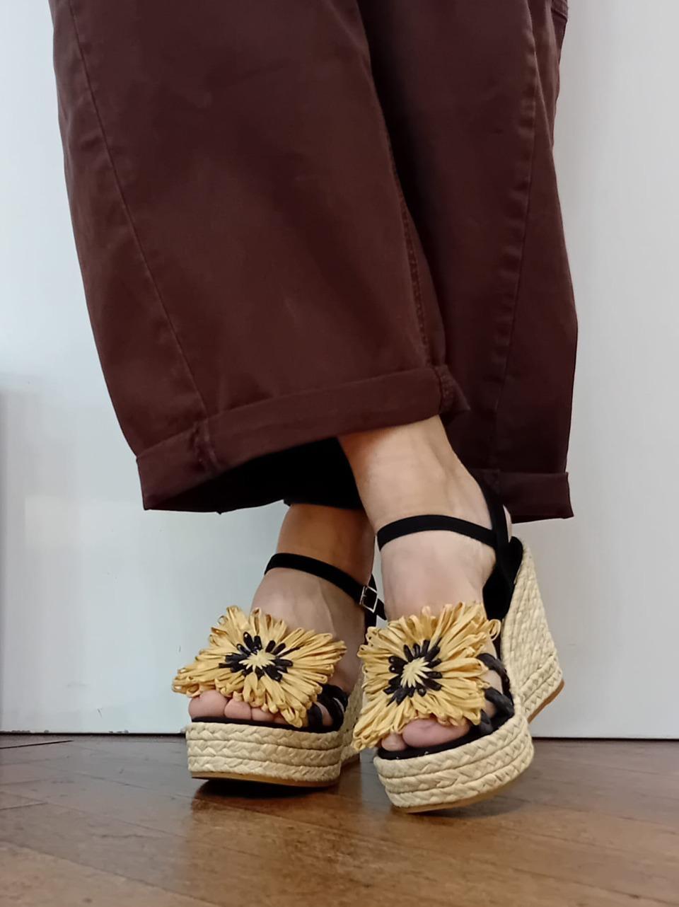 sandalo zeppa in rafia con accessorio FANNIE BLACK PALOMITAS by paloma barcelo 