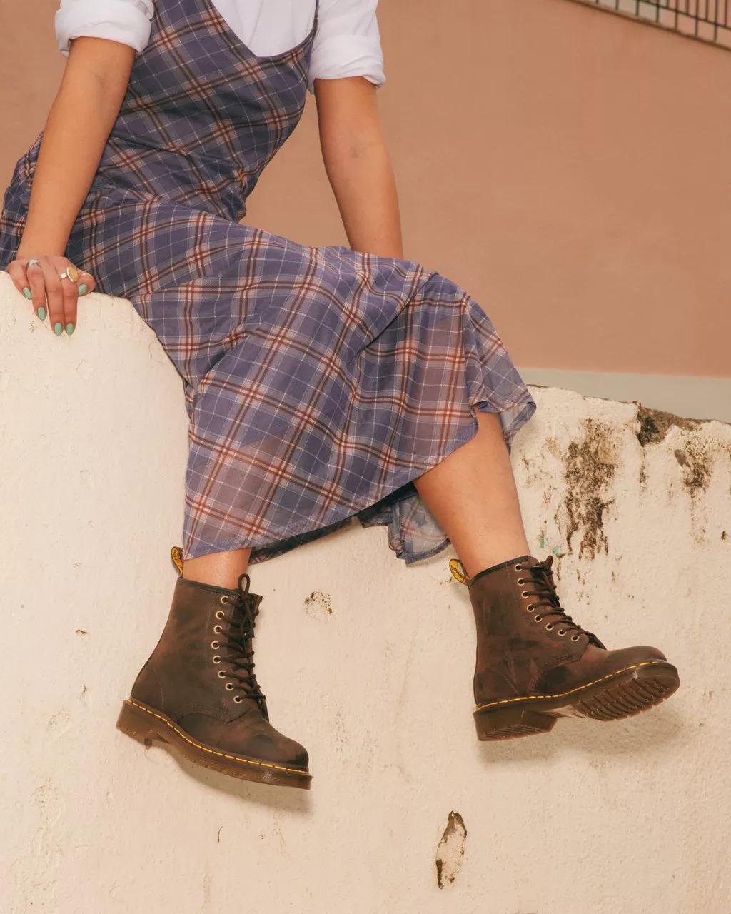  146011822203 CRAZY HORSE DARK BROWN Dr Martens 