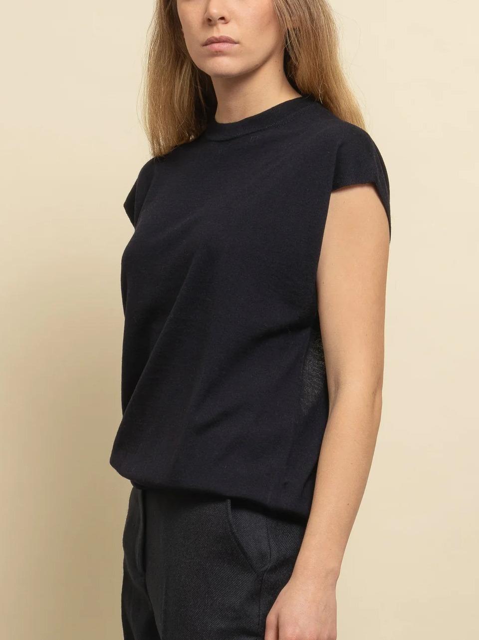 maglkia smanicata oblo GABUTI 817 DEPARTMENT FIVE 