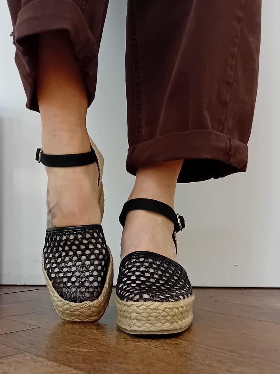 sandalo zeppa in rafia intrecciata KAIA BLACK PALOMITAS by paloma barcelo 