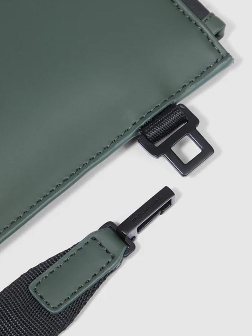 pochette C6833C2OW VERDE PIQUADRO 