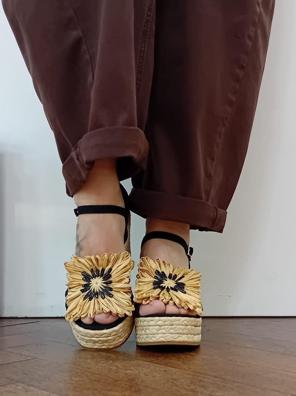 sandalo zeppa in rafia con accessorio FANNIE BLACK PALOMITAS by paloma barcelo 