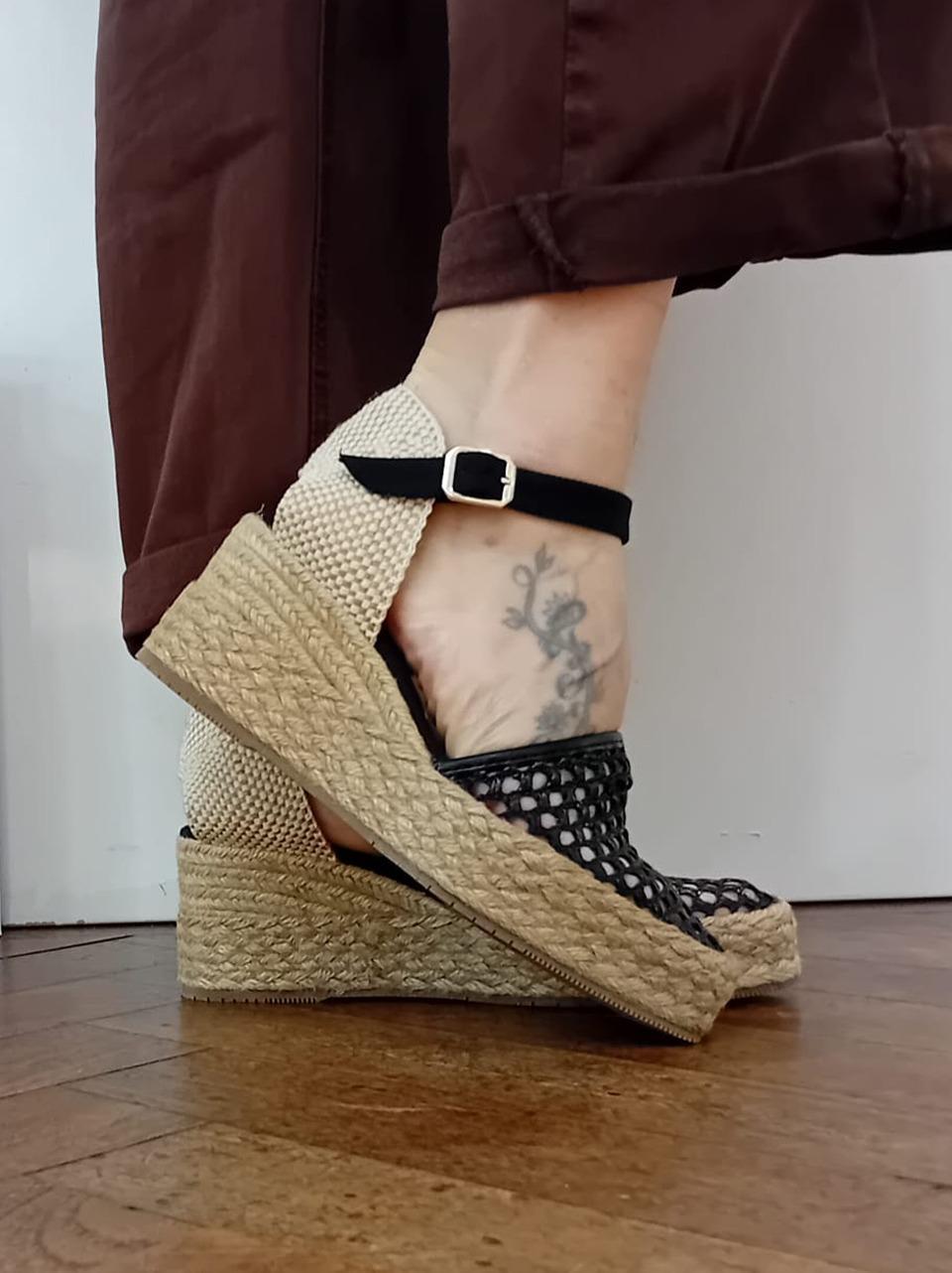 sandalo zeppa in rafia intrecciata KAIA BLACK PALOMITAS by paloma barcelo 