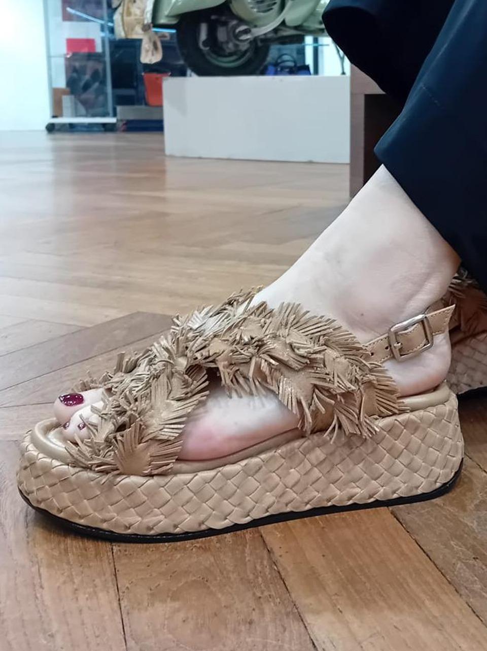 sandalo intrecciato e  incrociato con petali 12024 TAUPE PONS QUINTANA 